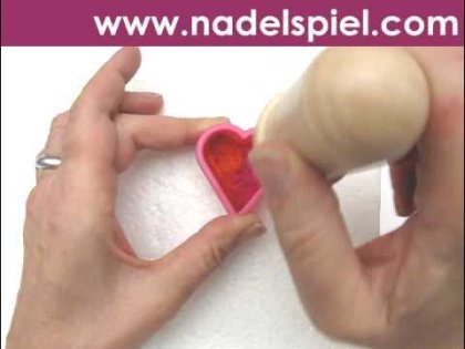 Filzen lernen * Nadelfilzen mit Ausstechform * Trockenfilzen * Herzen Filzen * Christbaumschmuck