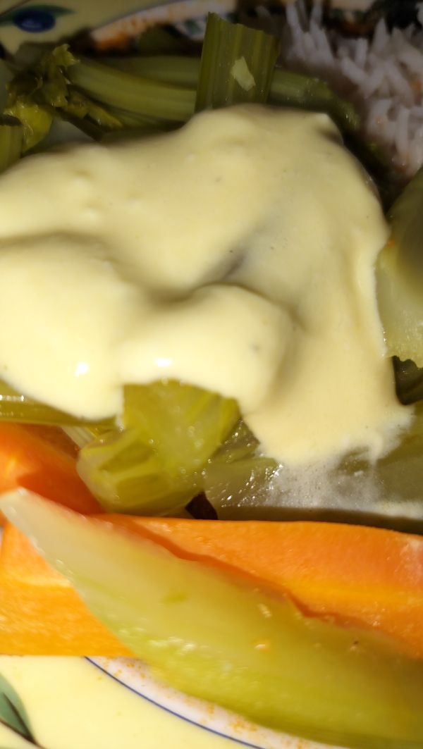 Hollandaise-Dip mit gekochtem Ei