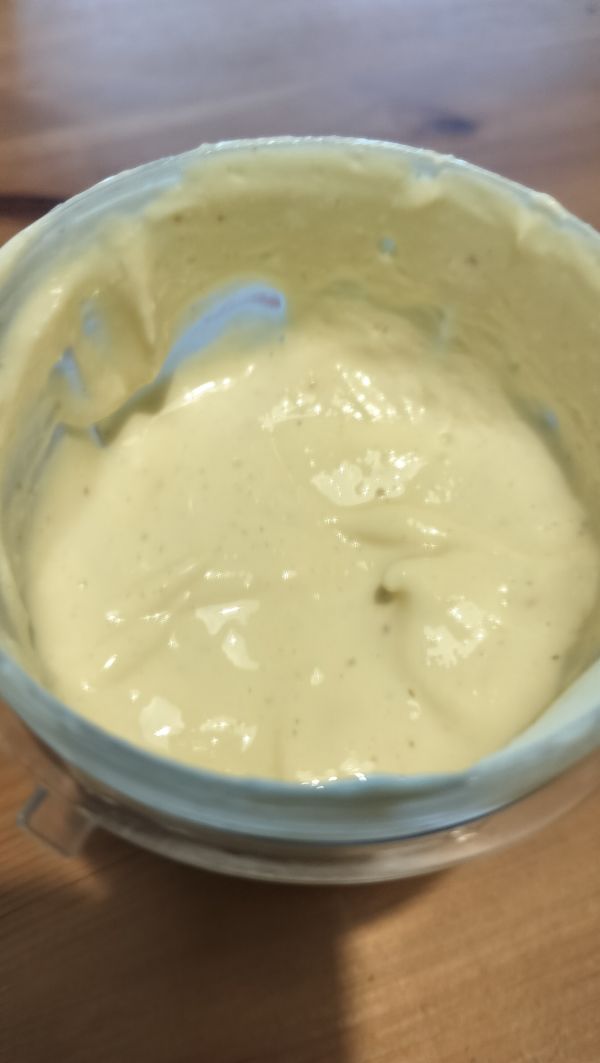 Pikanter Dip mit gekochtem Ei und Topfen